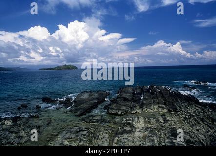 Une plage Rocky entre Corbyn Cove Beach – Port Blair, South Andaman, Andaman et Nicobar Islands, Union Territory of India Banque D'Images