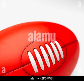 Un ballon de football australien générique sans marque sur un fond de studio isolé - rendu 3D Banque D'Images