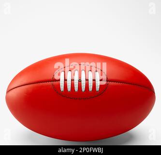 Un ballon de football australien générique sans marque sur un fond de studio isolé - rendu 3D Banque D'Images