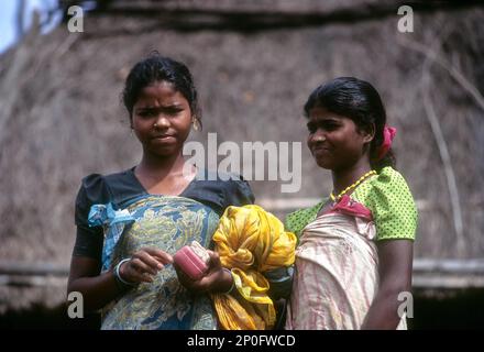 Betta Kurumba tribal Dames debout devant la cabane, Mudumalai, Nilgiris, Tamil Nadu, Inde Banque D'Images