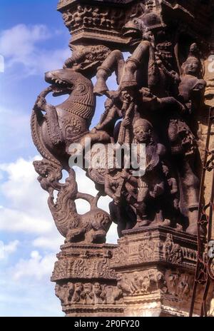 Sculptures exquises dans une salle de cent piliers dans le temple de Varadharaja Perumal à Kancheepuram ou Kanchipuram, Tamil Nadu, Inde, Asie Banque D'Images