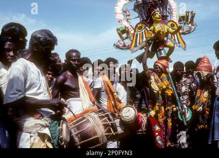 Des dévotés habillés comme Kallazhagar pour participer au festival Chithrai ou Chitra à Madurai, Tamil Nadu, Inde, Asie Banque D'Images