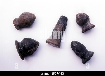 7th Century A. D pièces d'échecs en terre cuite excavées à Muttam près de Coimbatore, Tamil Nadu, Inde, Asie Banque D'Images