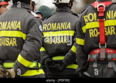 Ciolpani, Roumanie - 1 mars 2023: Des membres de l'unité spéciale d'intervention en situation d'urgence participent à un exercice de sauvetage en cas de tremblement de terre. Banque D'Images