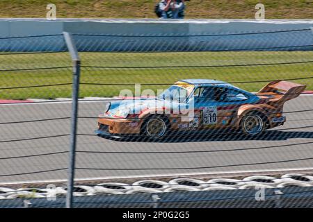 Porsche 911 RSR sur piste de course derrière la barrière de sécurité, circuit Nuerburgring, 24h Classic, circuit de course, piste, courbe, dérive skilante, trophée jeune Banque D'Images