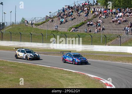 Subaru WRS STI, Volkswagen Golf GTI TCR, VW, 24h Nuerburgring, 24 heures de course, course, piste, courbe, patin, dérive, voiture classique, course Banque D'Images