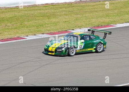 Porsche 911 GT3 R après accident, hors piste, réparé, accident de course, dommages aux ailes, corps endommagé, patch, renforcé, ruban adhésif, ruban de protection, rétroviseur Banque D'Images