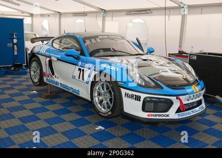 Porsche Cayman GT4 MR, SRO-GT4, en boîte, élévateur de voiture, Nuerburgring, 24h Nuerburgring, sports mécaniques, Eifel, Rhénanie-Palatinat, Allemagne Banque D'Images