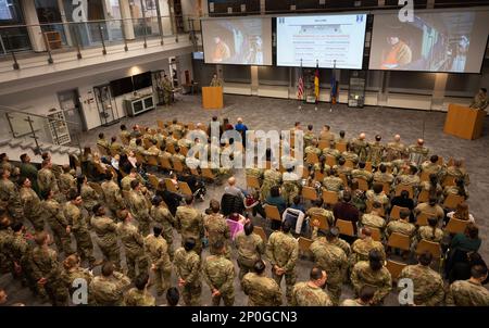 BASE AÉRIENNE DE RAMSTEIN, Allemagne - plus de 200 membres affectés à la 435th Escadre des opérations aériennes au sol, 521st Escadre de la mobilité aérienne, 86th Escadre du transport aérien, ici, Et la 52nd Fighter Wing Wing, située à la base aérienne de Spangdahlem, a reçu des décorations de la Force aérienne lors d'une cérémonie de remise des prix à la base aérienne de Ramstein, en Allemagne, le 3 février 2023. Les membres se sont distingués par leurs efforts pour préparer le théâtre aux opérations d’évacuation des non-combattants du Département d’État et pour mettre en œuvre la posture d’assurance et de dissuasion du Département de la Défense. Banque D'Images