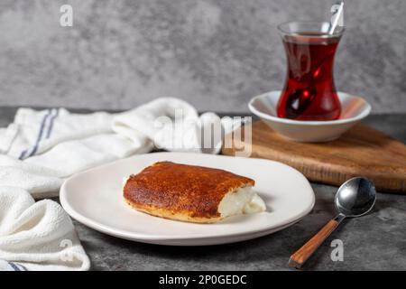 Dessert lactée ou Kazandibi. Desserts traditionnels turcs. Kazandibi sur fond sombre Banque D'Images