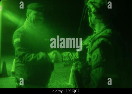 Un soldat de l'armée des États-Unis, affecté à la Compagnie Alpha, 1st Bataillon, 125th Infantry Regiment, 37th Infantry Brigade combat Team, Task Force Reaper, Combined joint Task Force - opération Insolidate Resolve, entre les mains des forces de sécurité de l'Irak, base aérienne d'Al Asad, 3 janvier 2023. Le partage des responsabilités opérationnelles avec les forces partenaires multiplie l'efficacité des deux forces et assure davantage la défaite durable de l'EI. Banque D'Images