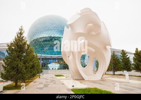 Bâtiment moderne à sphère ronde, zone d'exposition Nur-Alem Sphere EXPO 2017. Sculpture construction art minima Maxima. Musée de l'énergie du futur et de la rue Banque D'Images