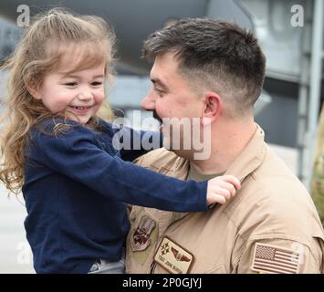 Près de 100 gardiens de la Pennsylvania Air National avec l'aile de ravitaillement en vol 171st près de Pittsburgh sont revenus d'un déploiement en Asie du Sud-Ouest à l'appui de l'opération Enduring Sentinel le 4 janvier 2023. Les gardiens de retour sont arrivés dans quatre avions différents KC-135 et ont revisité avec des amis, de la famille et des collègues. Banque D'Images