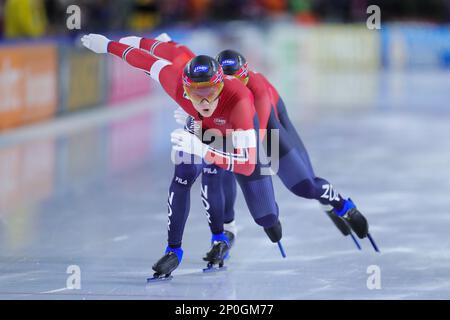 Heerenveen, pays-Bas. 2nd mars 2023. Bjorn Magnussen (front) de Norvège participe à la course de sprint d'équipe masculine le jour 1 des Championnats du monde de patinage de vitesse de l'UIP à Heerenveen, aux pays-Bas, au 2 mars 2023. Credit: Zheng Huansong/Xinhua/Alay Live News Banque D'Images