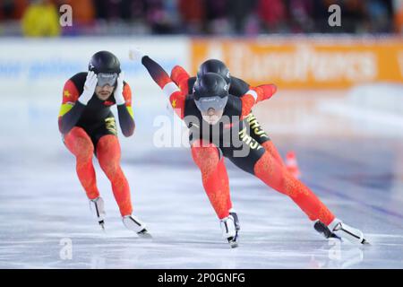 Heerenveen, pays-Bas. 2nd mars 2023. Wang Shiwei (avant) de Chine participe à la course de sprint d'équipe masculine le jour 1 des Championnats du monde de patinage de vitesse de l'UIP à Heerenveen, aux pays-Bas, au 2 mars 2023. Credit: Zheng Huansong/Xinhua/Alay Live News Banque D'Images
