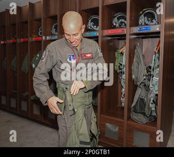 Le colonel Mathew Calhoun, commandant de l'escadre Bomb en 131st, a effectué son dernier vol à la base aérienne de Whiteman, Missouri, le 2 février 2023. Avant de voler Calhoun va à son casier d'équipement de vol d'avion pour mettre sur l'équipement de vol. Banque D'Images