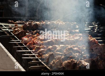 Shashlik mariné se préparant sur un barbecue au charbon de bois. Shashlik ou Shish kebab populaire en Europe de l'est. Shashlyk, la viande brochée était originaire Banque D'Images