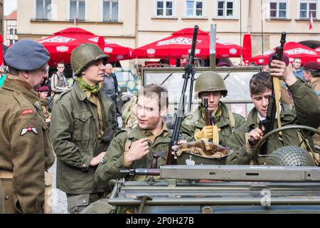 Les réacteurs en uniforme de l'armée polonaise et américaine avant la reconstitution de la bataille de WW2, place de l'hôtel de ville à Jelenia Góra, Basse-Silésie, Pologne Banque D'Images