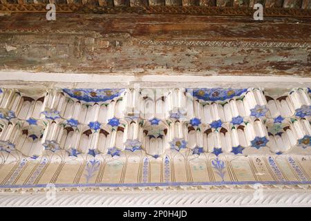 Gros plan, détail de la stalactite fine, muqarnas peinture plâtre travail. Dans un ancien, historique, classique, traditionnel, typique, Maison juive emblématique à Buk Banque D'Images