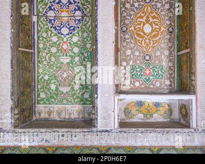 Vue d'une structure abandonnée, maintenant la plupart en ruine, en attente de restauration. Détails des motifs complexes et colorés de peinture murale. À un vieux, histo Banque D'Images