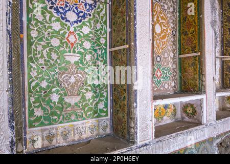 Vue d'une structure abandonnée, maintenant la plupart en ruine, en attente de restauration. Détails des motifs complexes et colorés de peinture murale. À un vieux, histo Banque D'Images