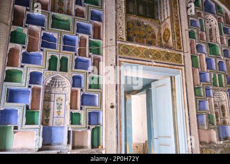 Vue d'une structure abandonnée, maintenant la plupart en ruine, en attente de restauration. Détail de la découpe colorée, bois, plâtre. À un vieux, historisi Banque D'Images