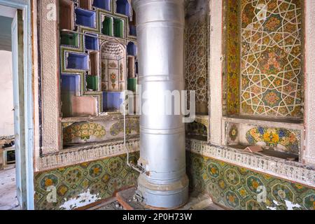 Vue d'une structure abandonnée, maintenant la plupart en ruine, en attente de restauration. Détail des motifs complexes et colorés de peinture murale avec boîtier découpé Banque D'Images