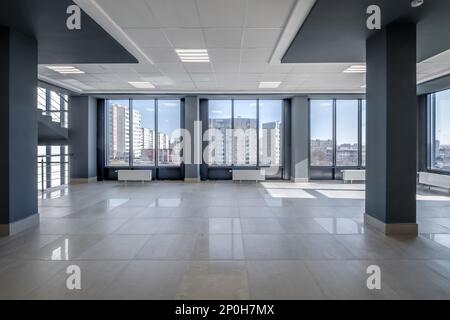 hall moderne vide avec colonnes, portes et fenêtres panoramiques. Banque D'Images