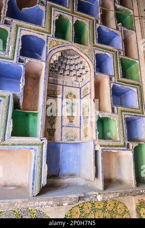 Vue d'une structure abandonnée, maintenant la plupart en ruine, en attente de restauration. Détail de la découpe colorée, bois, plâtre. À un vieux, historisi Banque D'Images