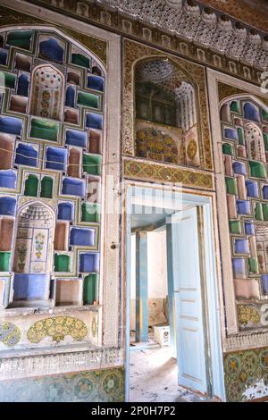 Vue d'une structure abandonnée, maintenant la plupart en ruine, en attente de restauration. Détail de la découpe colorée, bois, plâtre. À un vieux, historisi Banque D'Images