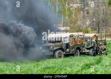 Dodge WC-52, camion de WW2 3/4 tonnes, en feu, à la reconstitution de la bataille de WW2, Jelenia Gora, Basse Silésie, Pologne Banque D'Images