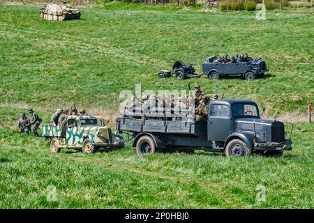 Camions militaires allemands, Mercedes L3000 à droite, à la reconstitution de la bataille de WW2, Jelenia Gora, Basse Silésie, Pologne Banque D'Images