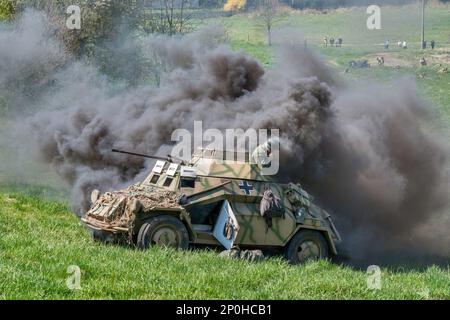 Leichter Panzerspahwagen, WW2 véhicule de reconnaissance blindé léger allemand, en feu, à la reconstitution de la bataille de WW2, Jelenia Gora, Basse Silésie, Pologne Banque D'Images