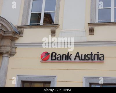 Linz, Autriche - 6 août 2022 : façade avec logo d'Austria AG, connue sous la marque Bank Austria, est une banque autrichienne 96,35 appartenant à UniCredit, basée à Milan. Banque D'Images