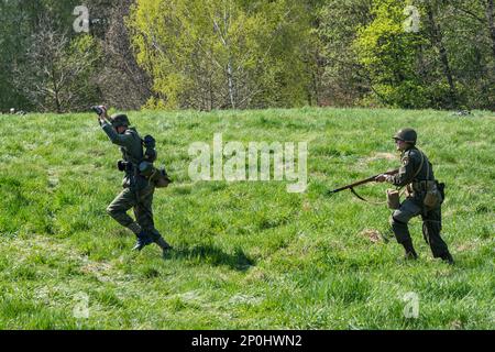 Les soldats allemands se sont rendus aux troupes américaines lors de la reconstitution de la bataille de WW2 à Jelenia Gora, en Pologne Banque D'Images