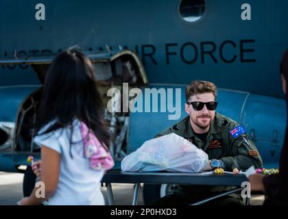 Le sergent Robert McGavock de la Royal Australian Air Force, C-27 Spartan Loadmaster, passe des bonbons lors d'un événement d'engagement communautaire pendant le COPE North 2023 sur Rota, dans les îles Mariannes du Nord, près de la base aérienne d'Andersen, Guam, le 17 février 2023. COPE North 23 améliore les relations américaines avec nos alliés et partenaires régionaux en favorisant l'échange d'informations et en affinant les tactiques, techniques et procédures communes afin de mieux intégrer les capacités de défense multinationales. Banque D'Images