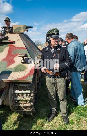 Reenactor en Waffen-SS uniforme allemand, pilote de Jagdpanzer 38 Hetzer, destroyer allemand de char léger, après reconstitution de la bataille de WW2, Jelenia Gora, Basse Silésie, Pologne Banque D'Images