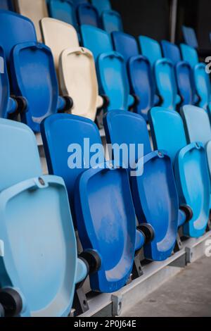 videz les sièges colorés sur les banquettes du stade. Banque D'Images