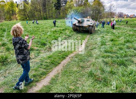 Jeune garçon guidant Jagdpanzer 38 Hetzer, destroyer allemand de char léger, quittant le champ de bataille, après reconstitution de la bataille de WW2, Jelenia Gora, Basse Silésie, Pologne Banque D'Images