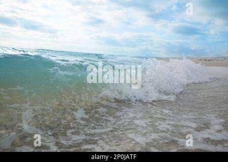 Vagues de mer turquoise sur la plage tropicale Banque D'Images