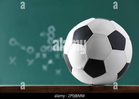 Ballon de football contre jeu flou. Espace pour le texte Banque D'Images