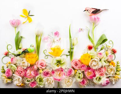 Composition florale festive sur fond blanc avec espace de copie. Vue de dessus. Banque D'Images