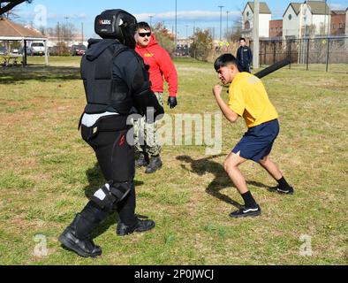 PORTSMOUTH, Virginie (20 janvier 2023) le Matelot de 1re classe Kevin Calderon utilise un bâton pour frapper l'assaillant « homme d'origine » après avoir été aspergé d'un aérosol d'oléoresin capsicum (OC) pendant l'entraînement de base de la force de réaction de sécurité (SRF-B) au chantier naval de Portsmouth. SRF-B est un cours complet de deux semaines qui fournit des connaissances de base aux marins pour exécuter le rôle de sentinelle. Banque D'Images