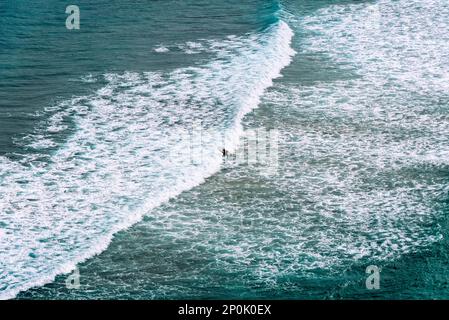 Vue aérienne des surfeurs vagues de surf à la plage d'Antuerta à Ajo, Trasmiera, Cantabria, Banque D'Images