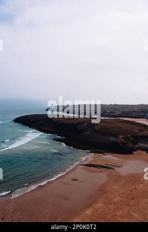 Plage d'Antuerta à Ajo, Trasmiera, Cantabrie, Espagne. C'est une plage entourée de falaises et très populaire pour les surfeurs Banque D'Images