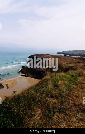 Plage d'Antuerta à Ajo, Trasmiera, Cantabrie, Espagne. C'est une plage entourée de falaises et très populaire pour les surfeurs Banque D'Images