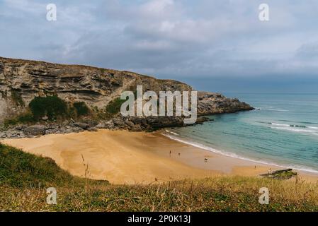 Plage d'Antuerta à Ajo, Trasmiera, Cantabrie, Espagne. C'est une plage entourée de falaises et très populaire pour les surfeurs Banque D'Images