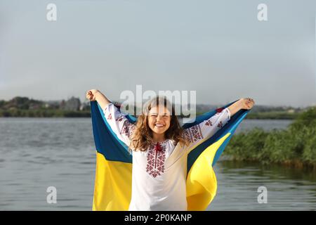 Adolescente en vyshyvanka avec drapeau de l'Ukraine en plein air Banque D'Images