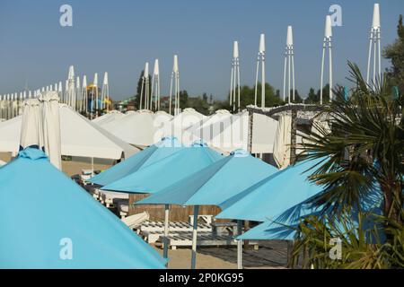 De nombreux parasols et chaises longues sont à votre disposition Banque D'Images