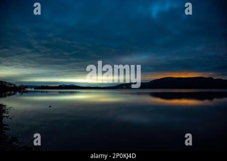 Lueur des lumières du nord au-dessus du Loch Lomond et du parc national des Trossachs, Écosse, Royaume-Uni Banque D'Images